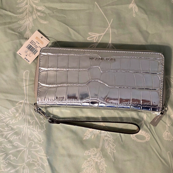 Michael Kors Handbags - NWT Michael Kors Jet Set Travel Continental Wallet/Wristlet